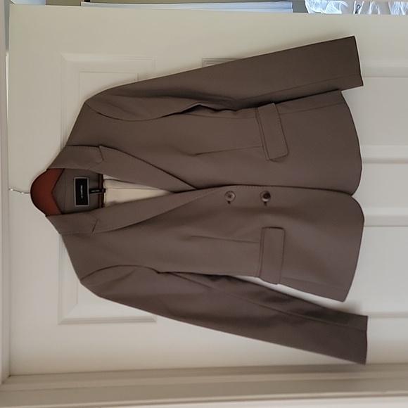 Le Chateau Suit - Picture 2 of 9